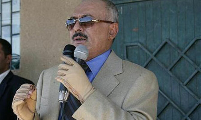 Yemen's Saleh signs power transfer deal Yemen's Saleh signs power transfer deal