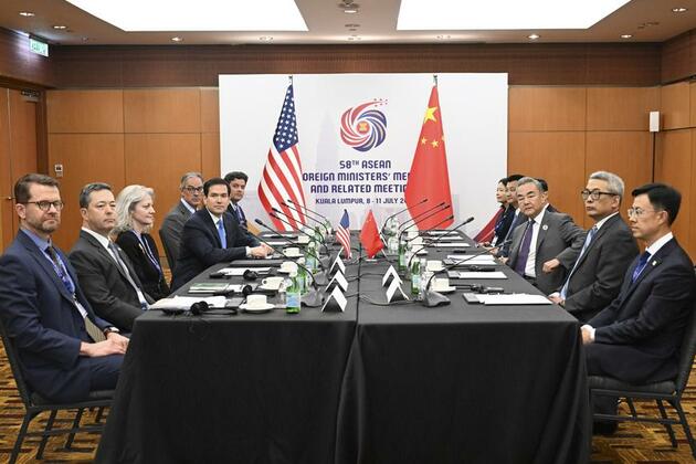 Chinese FM calls for joint efforts in finding right way for China, U.S. to get along