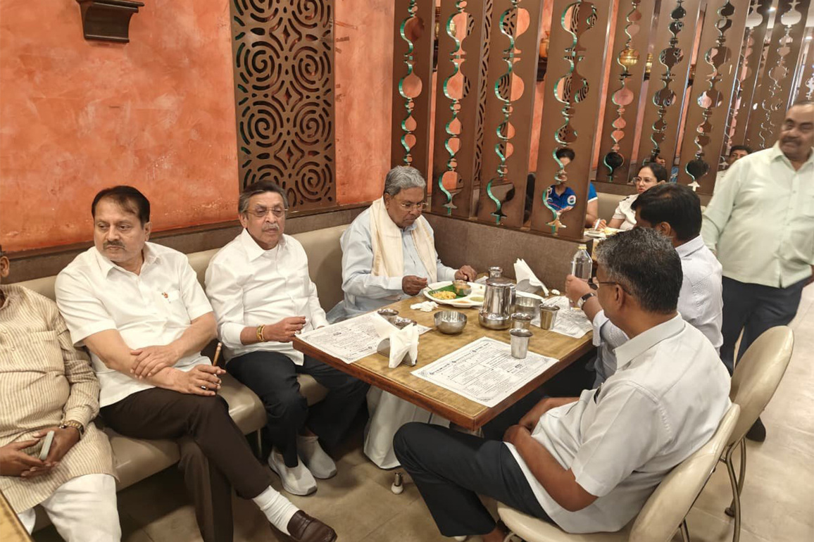 Caretaker Karnataka CM Siddaramaiah holds breakfast meeting at 'Saravana Bhavan' in Delhi