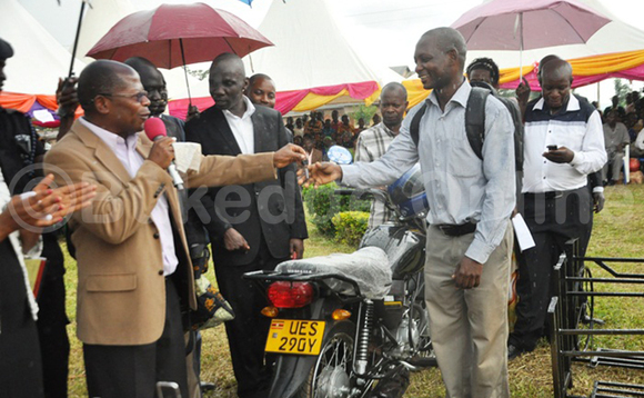Dr. JC Muyingo ng'akwasa ssente w'abavubuka e Bamunaanika pikipiki gye yamugulidde akunge banne beekulaakulanye Dr. JC Muyingo ng'akwasa ssente w'abavubuka e Bamunaanika pikipiki gye yamugulidde akunge banne beekulaakulanye