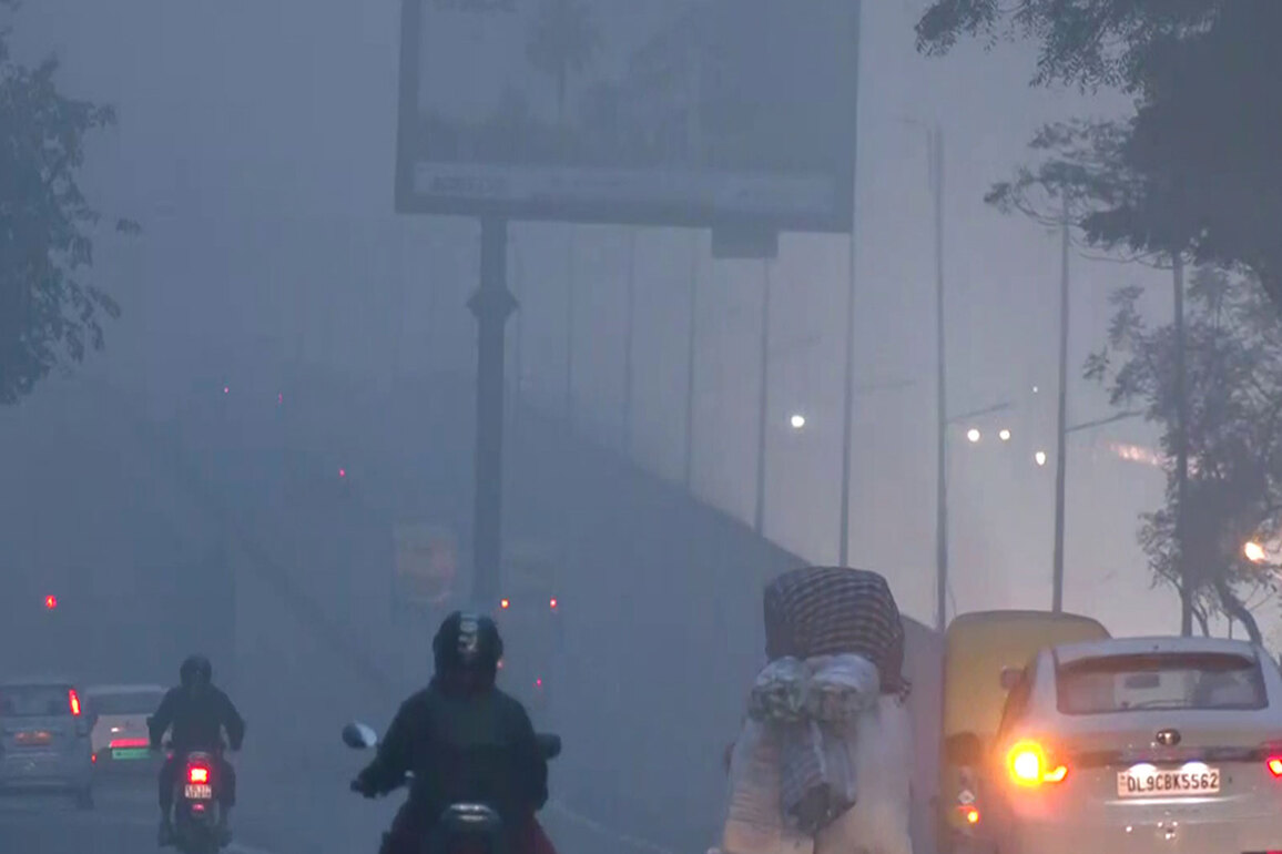 Thick smog engulfs Delhi as air quality turns 'very poor', AQI stands at 390