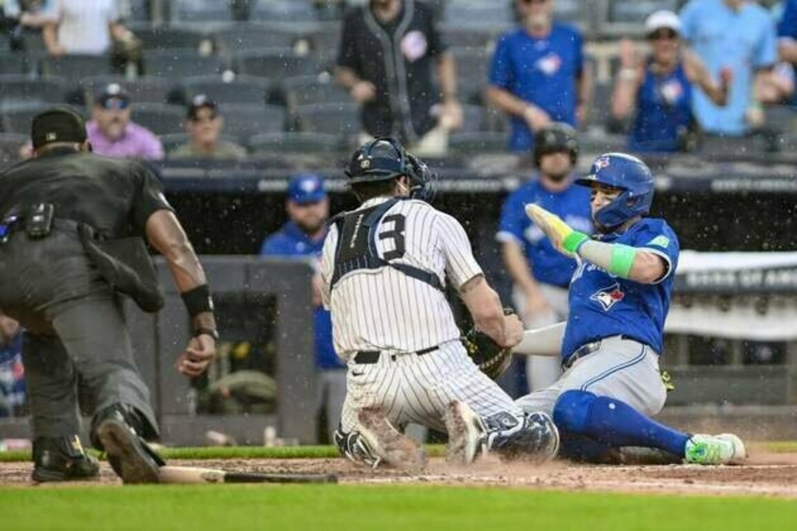 Sprained knee sidelines Jays' Bo Bichette for regular season