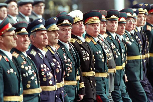 Photolog | Military parades on the Victory Day in the Great Patriotic War: 30 years in retrospect through lens of Xinhua photographers