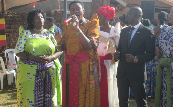 Ssenninde ng'ayogera eri abakyala e Najeera. Ssenninde ng'ayogera eri abakyala e Najeera.