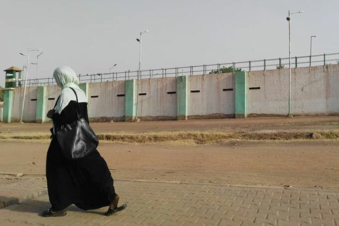   udanese woman walks by the walls of ober prison where ousted president mar alashir is detained in hartoum orth north of the capital hartoum on pril 17 2019 hoto by  