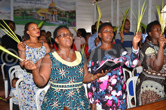  hristians singing along 