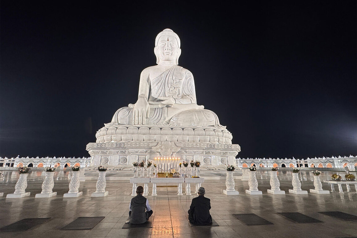 MoS Kirti Vardhan Singh offers prayers at Maravijaya Pagoda in Naypyidaw