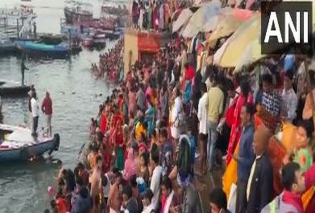 Varanasi: Devotees take holy dip, offer prayers at Dashashwamedh Ghat on occasion of Magh Purnima