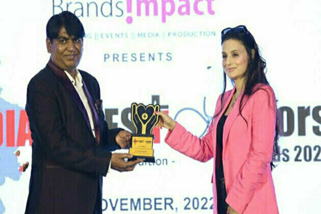 Dr. Rajesh Atulkar awarded the Brands Impact India's Best Doctors Award 2022 by Actress Ameesha Patel