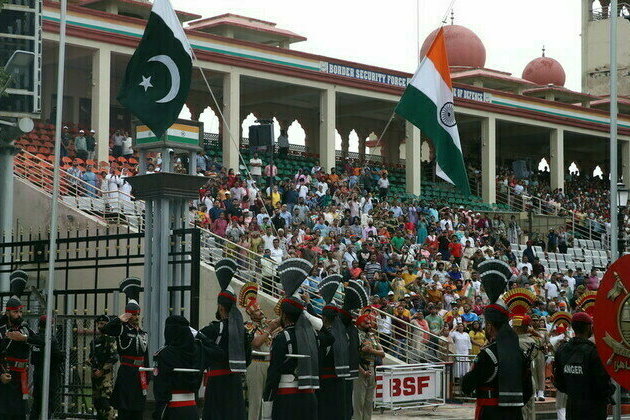 India orders mass expulsion of Pakistanis