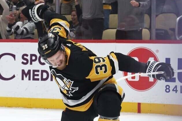 Ascending Penguins overpower slumping Red Wings