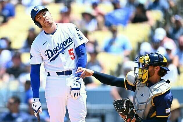 Dodgers 1B Freddie Freeman (wrist) exits game vs. Brewers