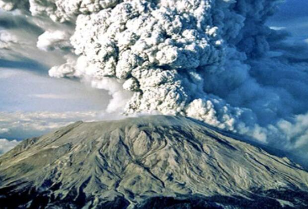 Volcano ash cloud causes warnings to be radioed to commercial aircraft