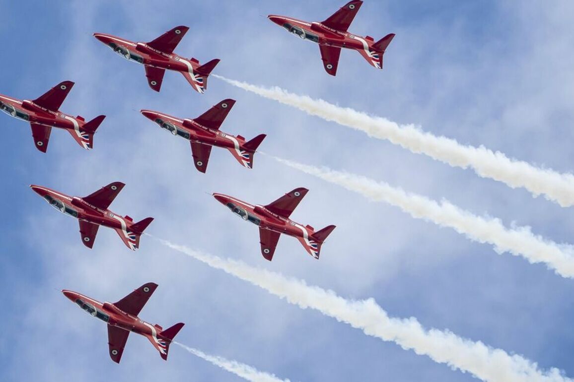 Red Arrows face wrong turn as panic mounts over Hawk replacement - UK