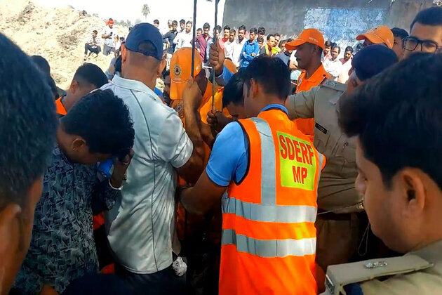 "NDRF, SDRF using bore to put their equipment, camera lines, oxygen lines...": Ujjain SP Pradeep Sharma on borewell accident