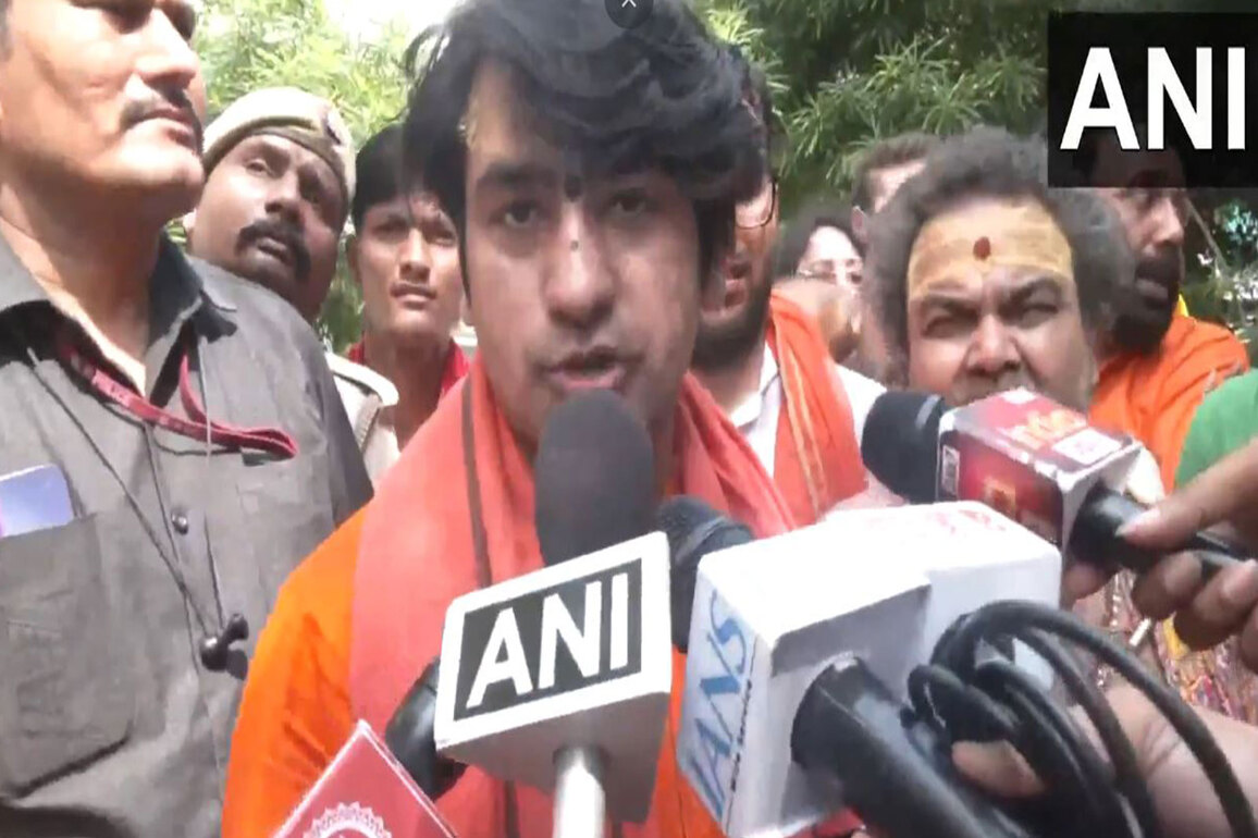 "The country has to be saved...", says Bageshwar Dham's Head Dhirendra Shastri after recent Nepal unrest