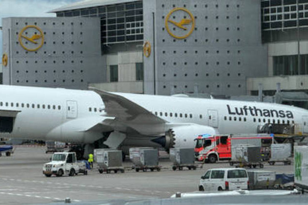 LA-bound Boeing 787 collapses before take-off (VIDEO)