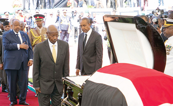 Pulezidenti Museveni ng’akuba eriiso evvannyuma ku Moi. Pulezidenti Museveni ng’akuba eriiso evvannyuma ku Moi.