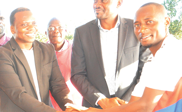 Robert Kiyegga (ku kkono) ng'akwasa kapiteeni wa ttiimu ya Namakaka Faruk Musisi, ensimbi z’okwetegekera omupiira gw’Embongo Robert Kiyegga (ku kkono) ng'akwasa kapiteeni wa ttiimu ya Namakaka Faruk Musisi, ensimbi z’okwetegekera omupiira gw’Embongo
