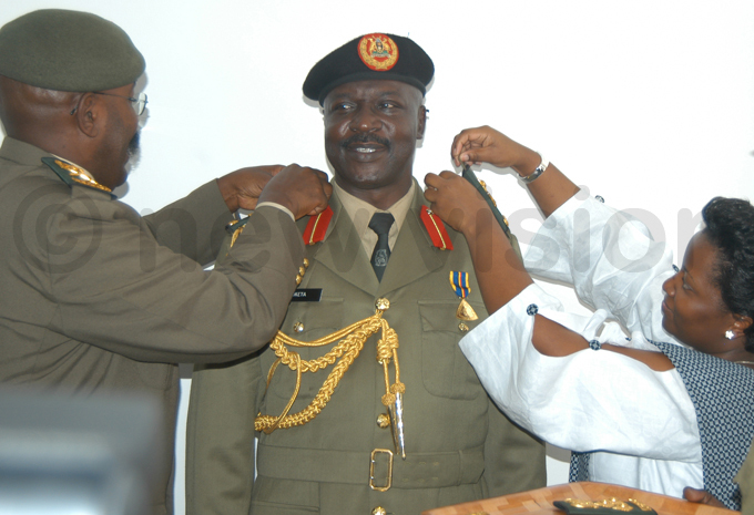 aj en ketta being decorated by his wife and t en van oreta at a ceremony in ombo in ctober 2005 hoto by eter usomoke