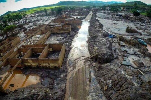 Destruição causada pelo rompimento da barragem de Fundão da Samarco em Mariana