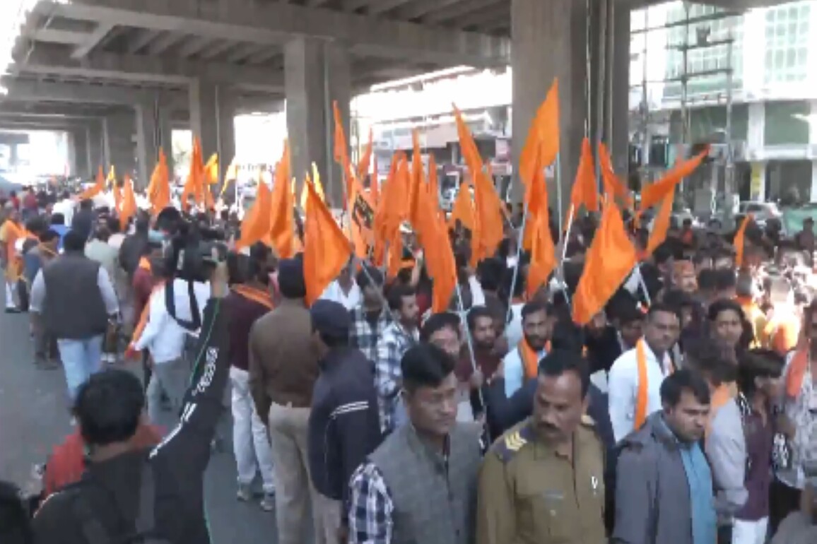 MP: Vishva Hindu Parishad, Bajrang Dal hold protest in Bhopal over atrocities against Hindus in Bangladesh