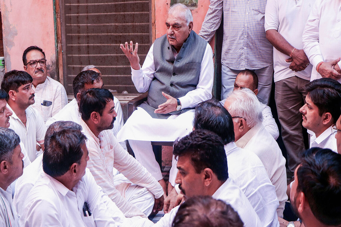 Bhupinder Singh Hooda submits memorandum to Haryana Guv, demands probe into alleged paddy procurement scam