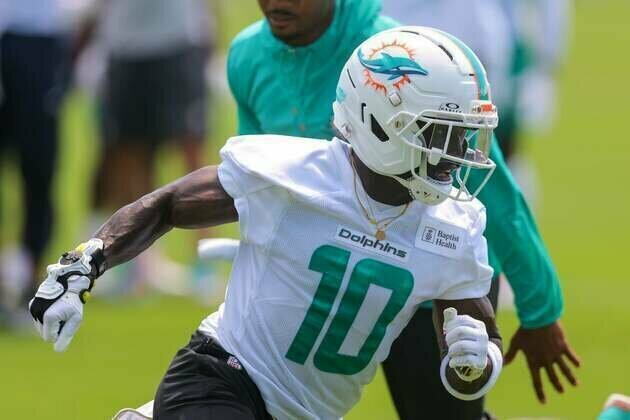 Dolphins' Tyreek Hill not among team captains