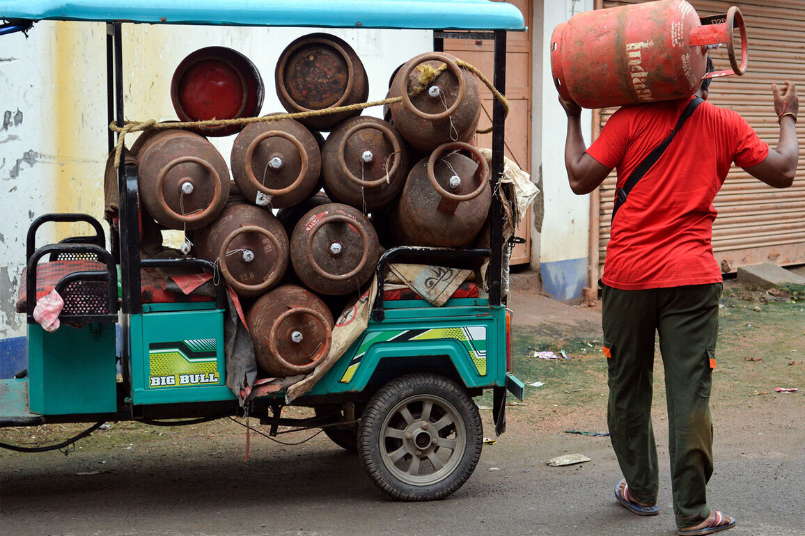 Commercial LPG shortage hits hotels, restaurants; Govt prioritises domestic LPG amid West Asia crisis, forms panel to ensure supply