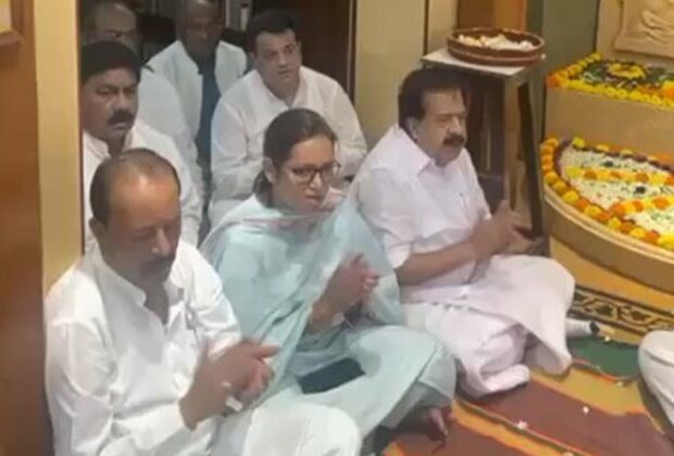 Mahatma Gandhi's great-grandson, Maharashtra Congress leaders pay tribute to Bapu at his residence in Mumbai