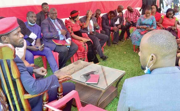 Kyagulanyi (ku kkono) n’abamu ku babaka ba NUP. Kyagulanyi (ku kkono) n’abamu ku babaka ba NUP.