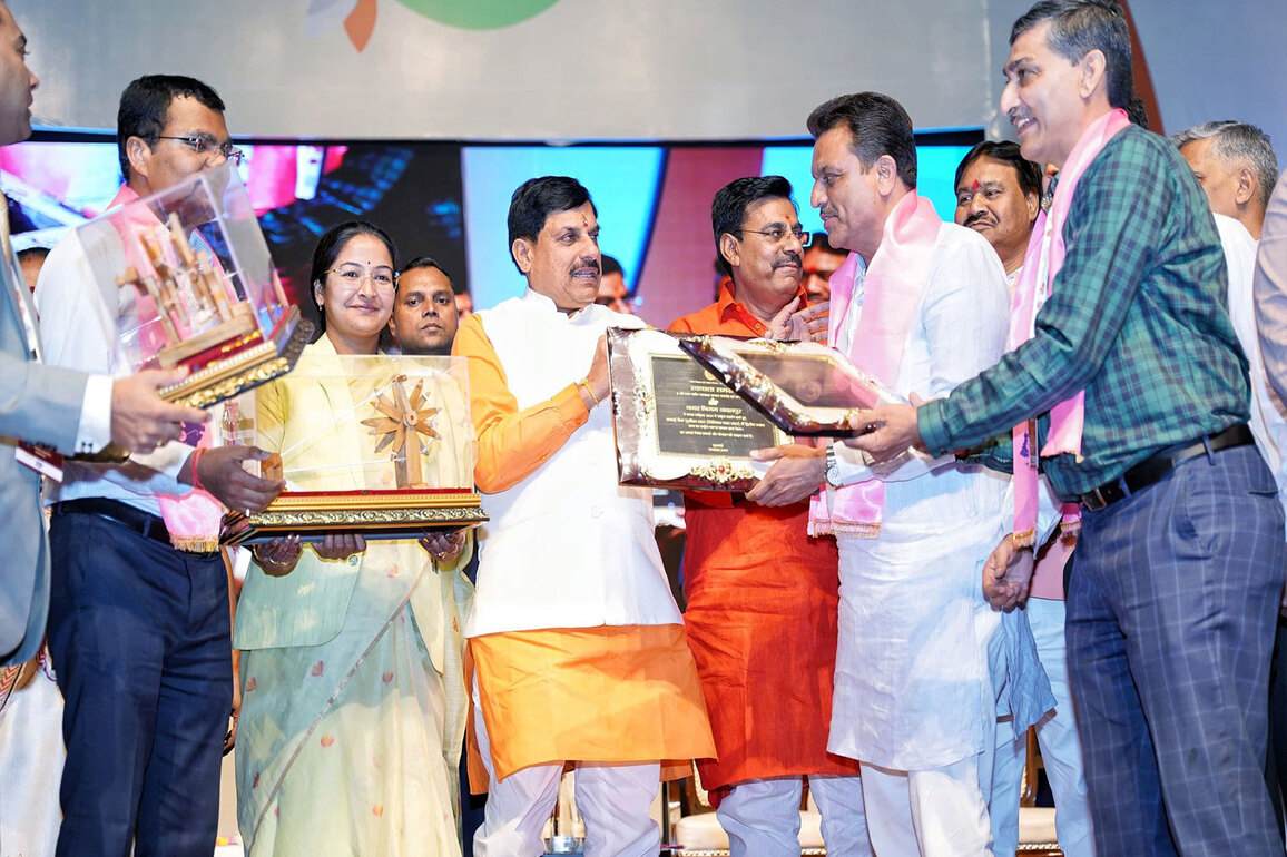 MP CM Yadav honours Swachhata Mitras'; dedicates projects worth Rs 7,000 cr for urban bodies at state-level cleanliness felicitation ceremony