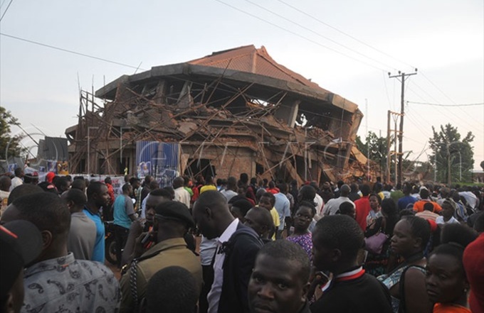  esidents surround the building that collapsed