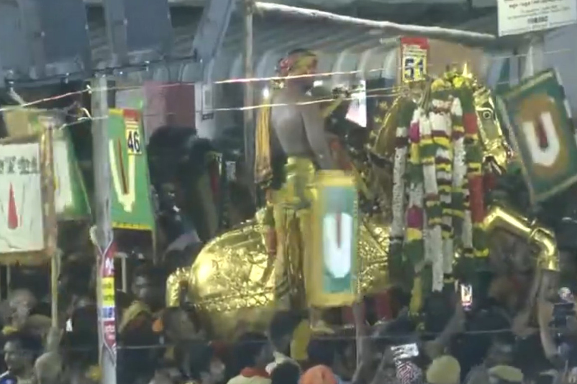 Tamil Nadu: Massive turnout of devotees as Lord Kallazhagar enters Vaigai River in Madurai