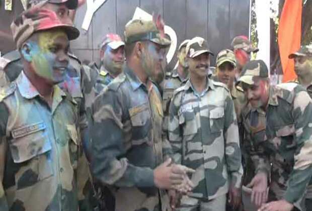 Jammu: BSF troops celebrate Holi near international border in RS Pura