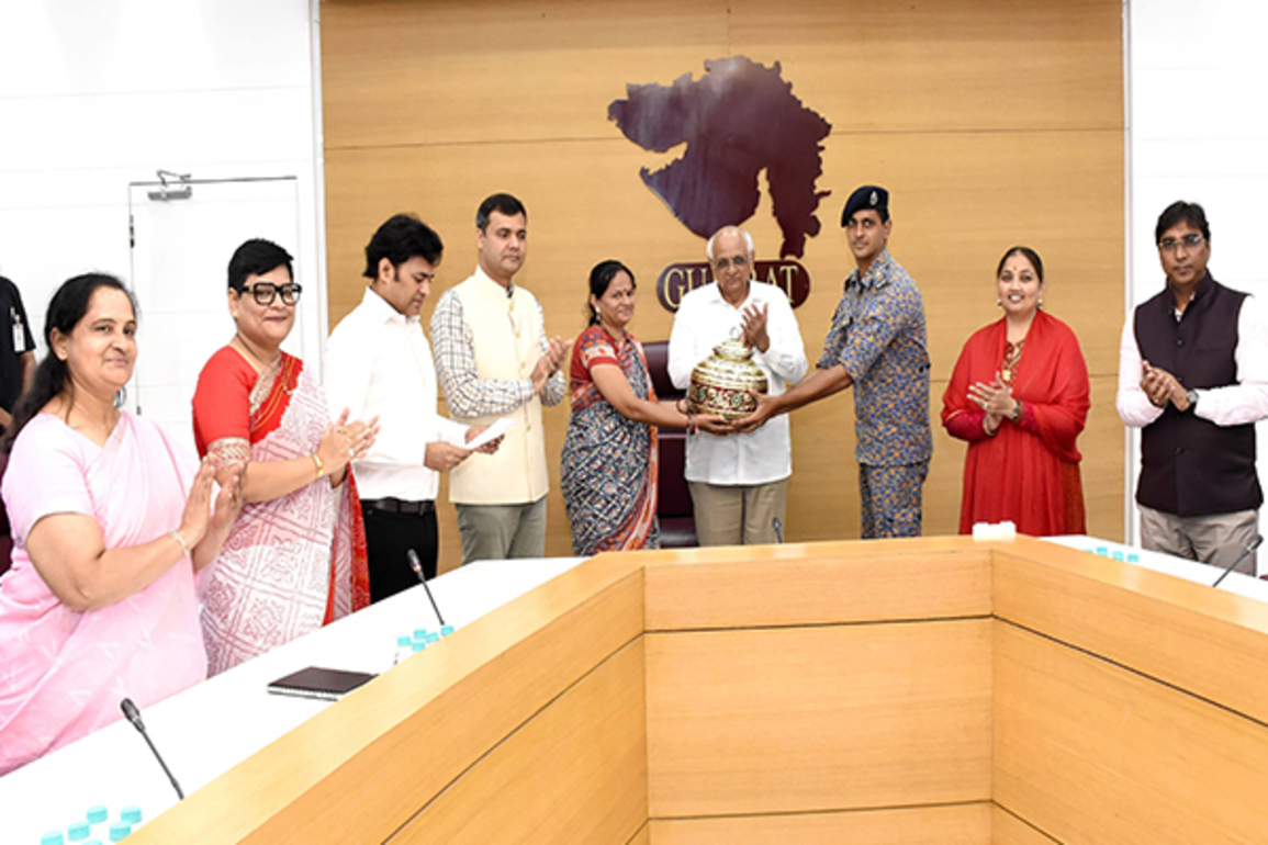 53,000 Anganwadi workers of Gujarat send over 3.5 lakh Rakhis to soldiers guarding the borders