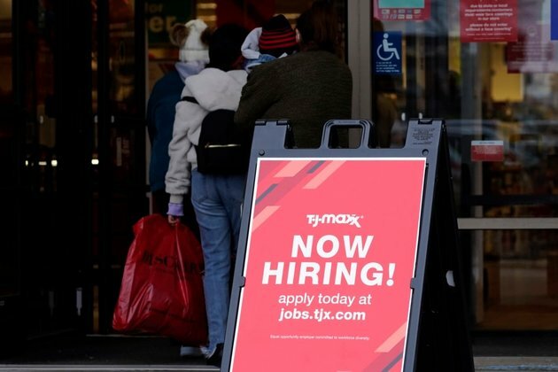 US Jobless Benefit Claims Drop to 52-year Low