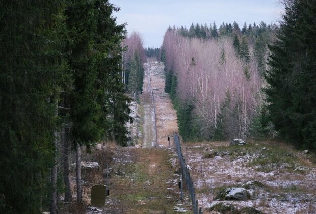 Finland begins building fence on border with Russia