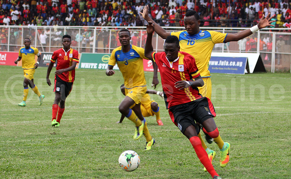 Derrick Nsibambi eyateebye ggoolo ya Uganda ey'okusatu (ku kkono) ng'attunka Aimable Nsabimana owa Rwanda okumusuuza omupiira mu gw'oluzannya olusooka ku luzannya olusembayo mu z'okusunsulamu za CHAN 2018 ezigenda okubeera e Kenya. Uganda yawangudde 3-0. (STEPHEN MAYAMBA) Derrick Nsibambi eyateebye ggoolo ya Uganda ey'okusatu (ku kkono) ng'attunka Aimable Nsabimana owa Rwanda okumusuuza omupiira mu gw'oluzannya olusooka ku luzannya olusembayo mu z'okusunsulamu za CHAN 2018 ezigenda okubeera e Kenya. Uganda yawangudde 3-0. (STEPHEN MAYAMBA)