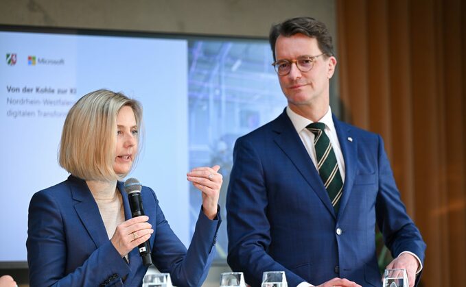 NRW-Ministerpräsident Hendrik Wüst und Microsoft-Deutschlandchefin Marianne Janik in Elsdorf/Erftkreis. (Foto: Ina Fassbender/Microsoft)