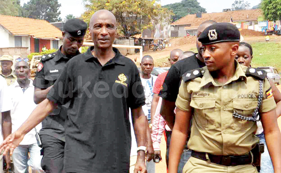 Kayihura (wakati ng’alambuzibwa Kasigire (ku ddyo) poliisi y’e Kira Road. Kayihura (wakati ng’alambuzibwa Kasigire (ku ddyo) poliisi y’e Kira Road.