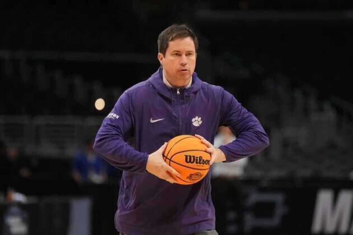 Report: Eastern Michigan tabs Clemson assistant Billy Donlon as coach