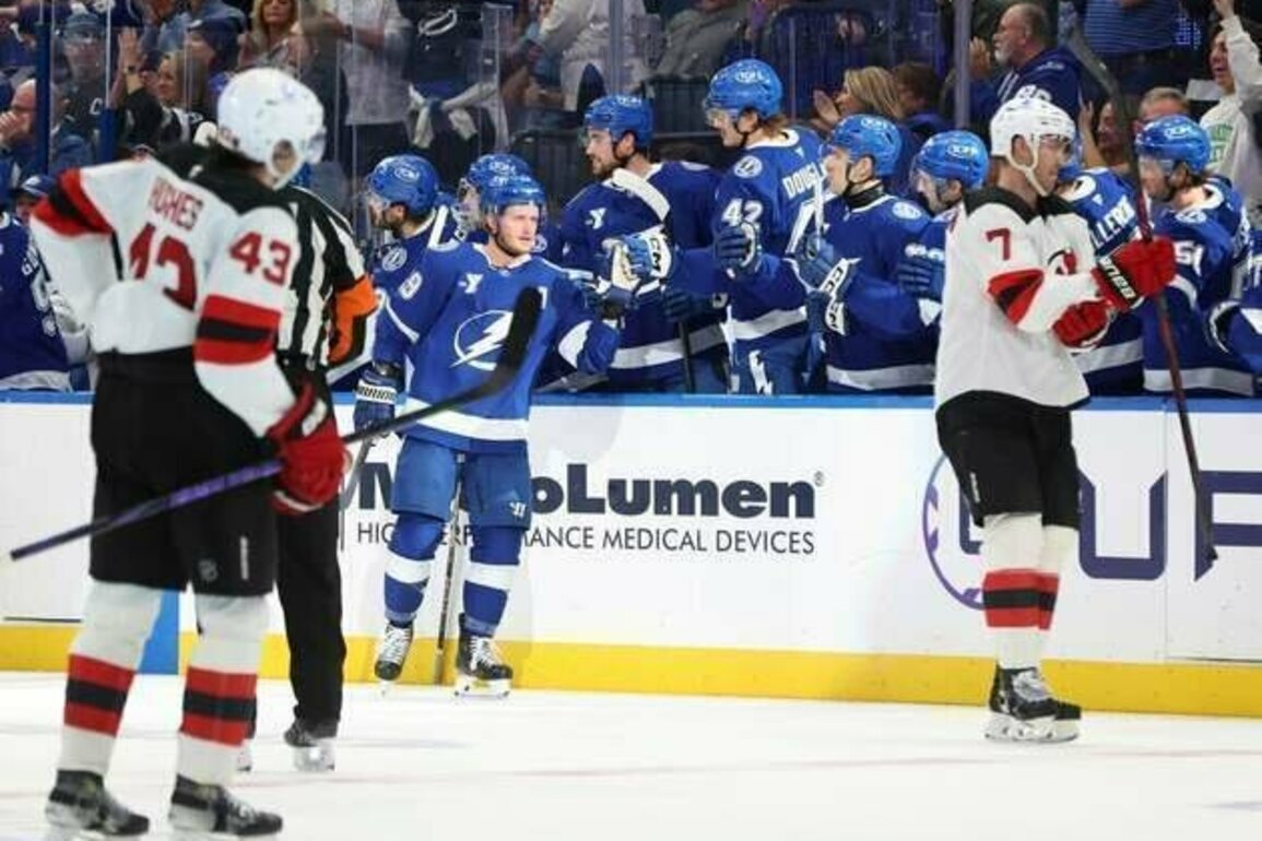 Jake Guentzel's hat trick propels Lightning to win over Devils