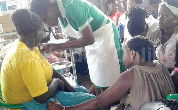 Omusawo ng’ajjanjaba abamu ku balwadde abeeyiye mu ddwaaliro e Kitebi. Omusawo ng’ajjanjaba abamu ku balwadde abeeyiye mu ddwaaliro e Kitebi.