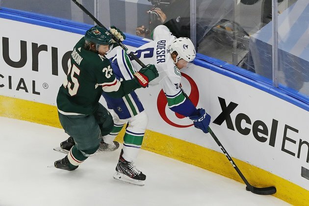 Markstrom, Canucks shut out Wild for 2-1 lead
