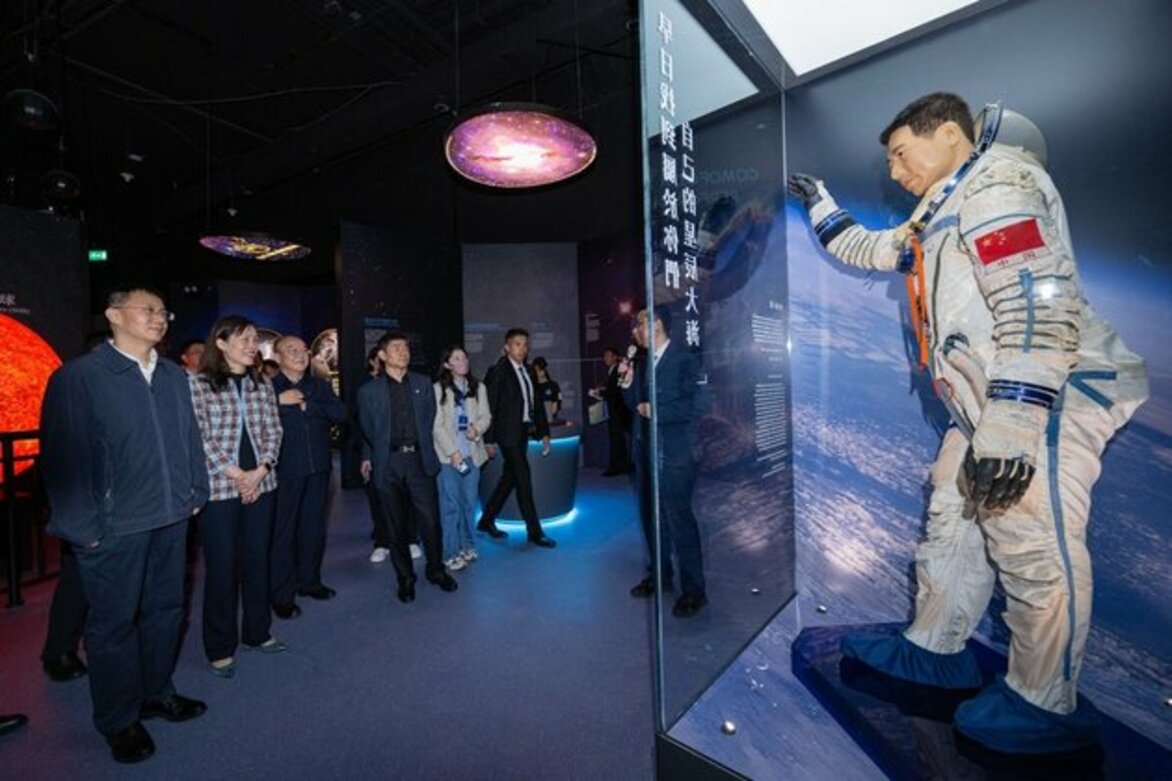 Macao students take "space class" offline with Chinese astronauts