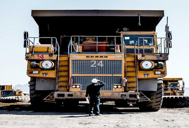 Giant mining trucks to experiment with hydrogen-power