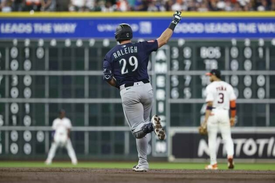 Cal Raleigh passes Ken Griffey Jr. with 57th home run