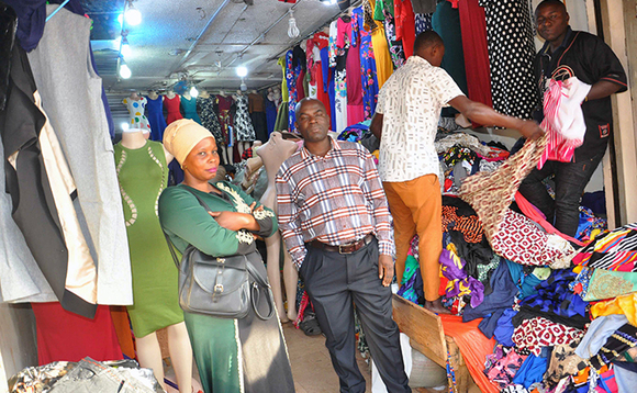 Abamu ku basuubuzi b'omu Kampala nga beemulugunya. Abamu ku basuubuzi b'omu Kampala nga beemulugunya.