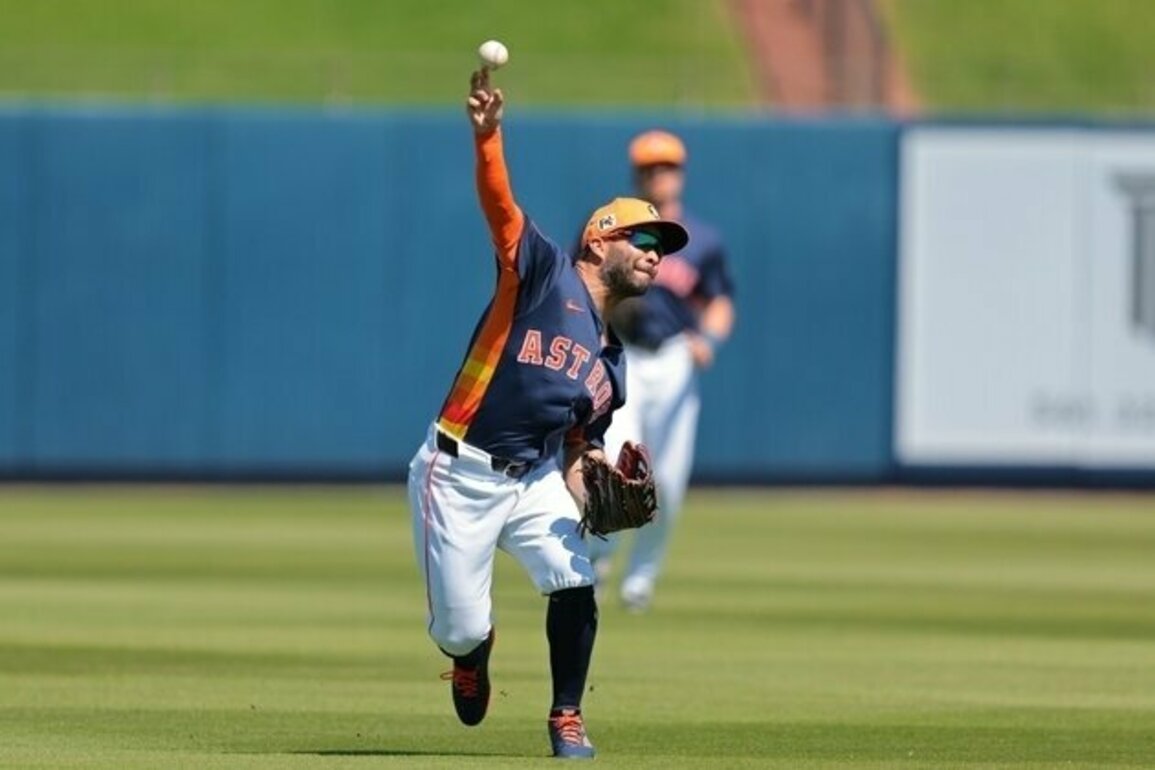 Astros' Jose Altuve to play 'majority' of games in LF